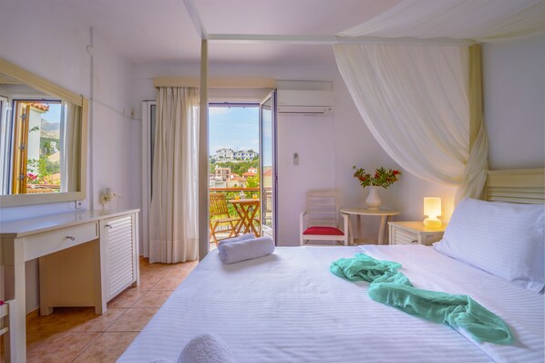 Double Room | Pillowtop beds, minibar, in-room safe, soundproofing