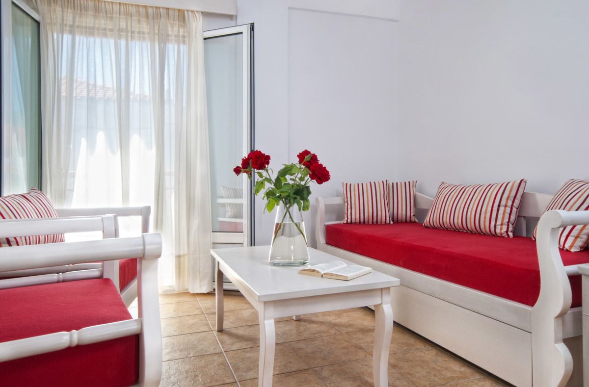 Suite | Pillowtop beds, minibar, in-room safe, soundproofing