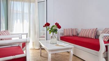 Suite | Pillowtop beds, minibar, in-room safe, soundproofing