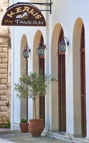 Family dining - Kerkis Bay (Samos)