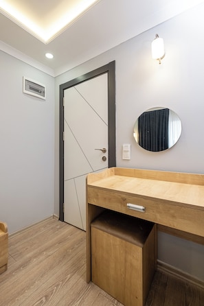 Deluxe Family Room | Living area | 35-inch Smart TV with digital channels, Netflix, DVD player - Family Istanbul Hotel (Istanbul)