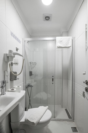 Deluxe Family Room | Bathroom | Shower, free toiletries, hair dryer, slippers - Family Istanbul Hotel (Istanbul)