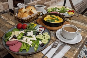 Free daily full breakfast - Family Istanbul Hotel (Istanbul)