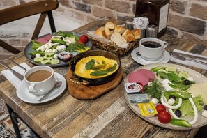 Free daily full breakfast - Family Istanbul Hotel (Istanbul)