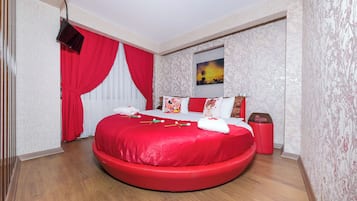 Suite | Premium bedding, minibar, in-room safe, laptop workspace