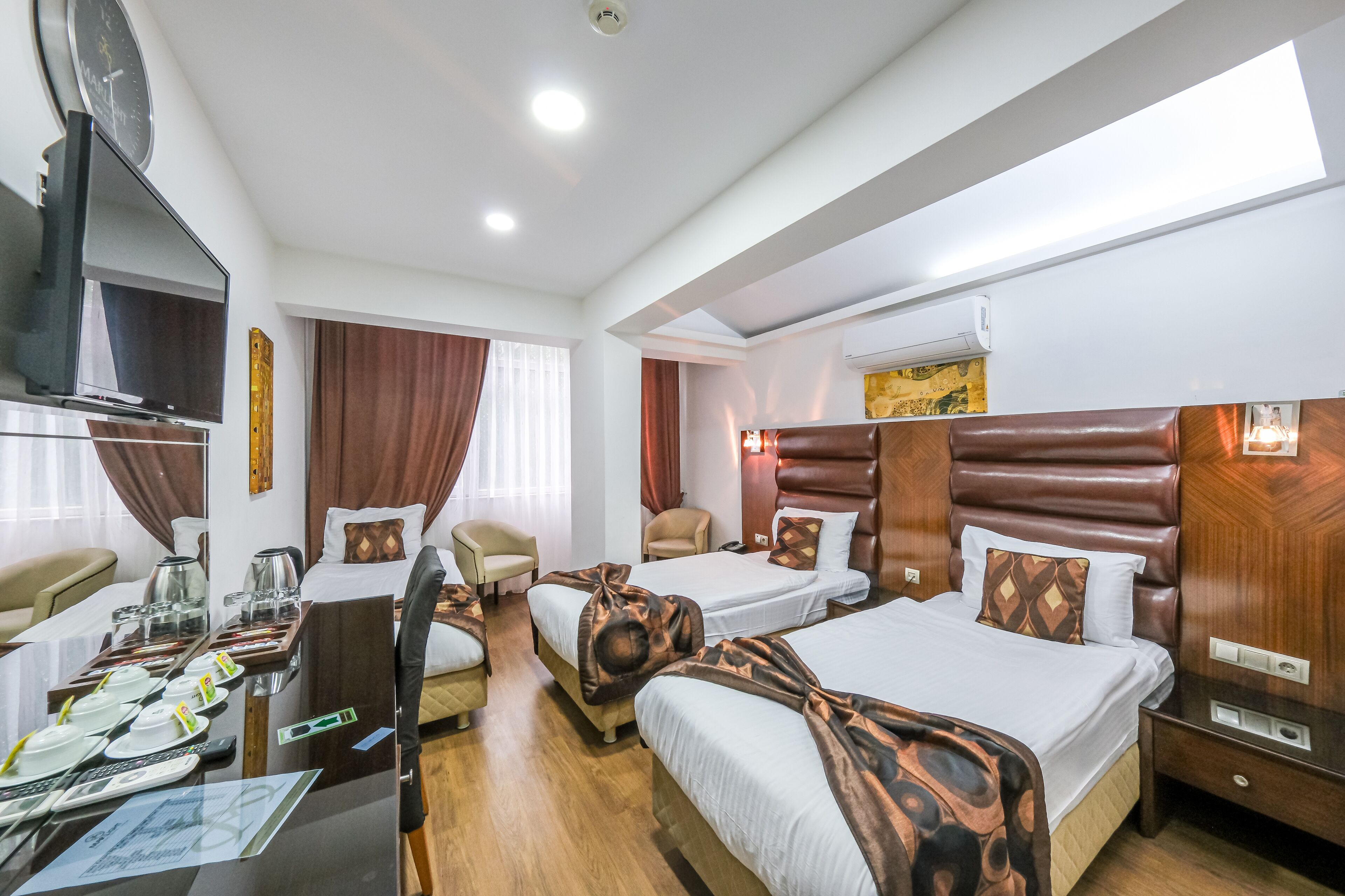 Sengetøy av topp kvalitet, minibar og safe på rommet