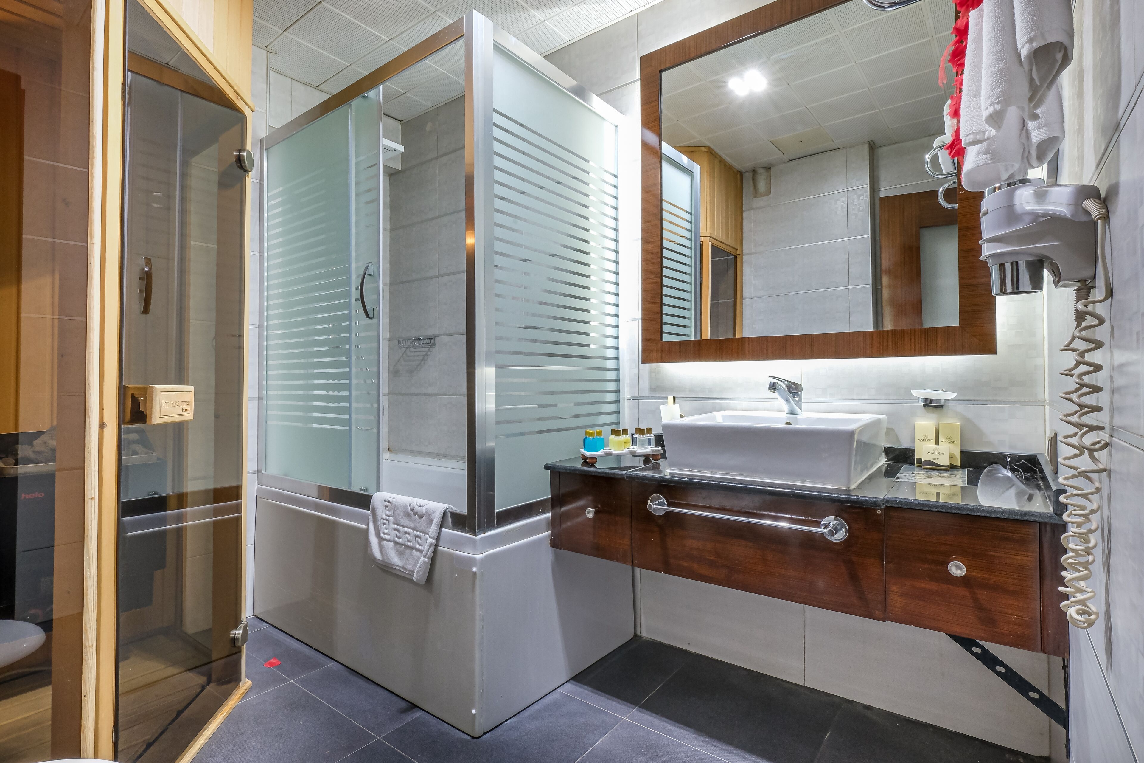 Suite | Bathroom | Deep soaking tub, free toiletries, hair dryer, slippers