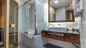 Suite | Baño | Tina profunda, amenidades de baño gratuitas, secadora de cabello