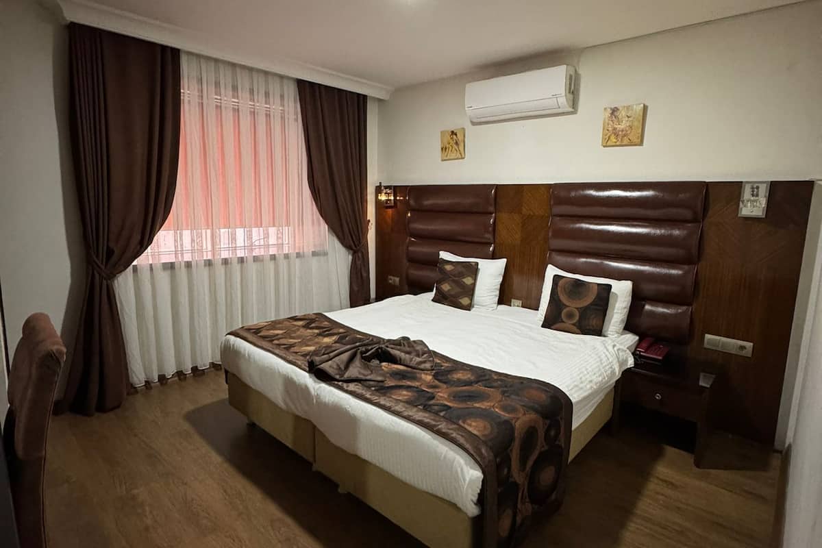 Economy-huone | Ylelliset vuodevaatteet, minibaari, tallelokero huoneessa