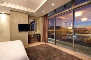 Three-Bedroom Exclusive Penthouse  | Premium bedding, in-room safe, iron/ironing board, free WiFi - The Residences at Crystal Towers (Cape Town)