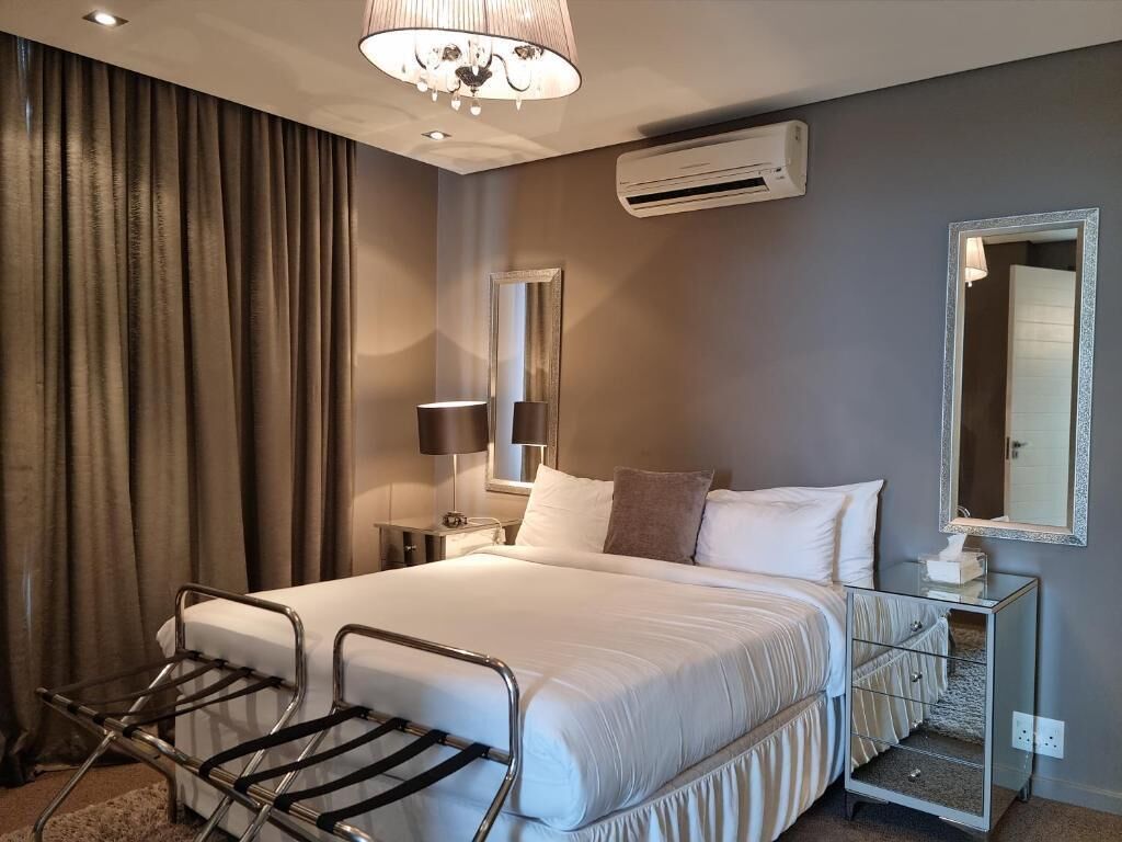 Premium bedding, in-room safe, iron/ironing board, free WiFi