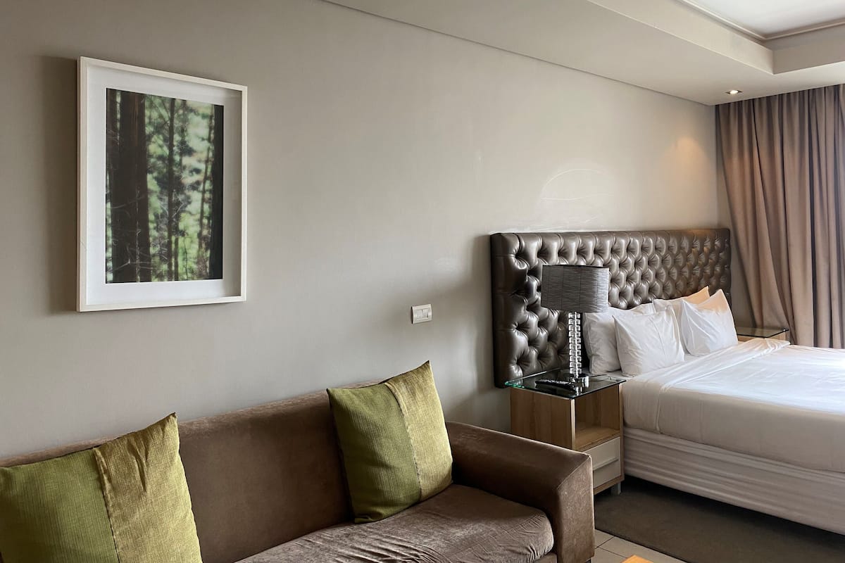 Luxury Studio Apartment (18) | Salle de séjour | Téléviseur