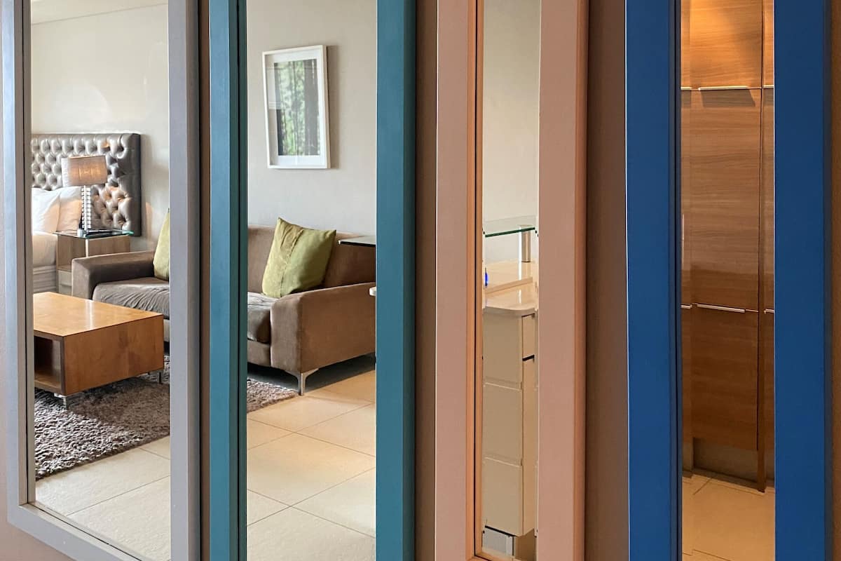 Luxury Studio Apartment (18) | Premium bedding, in-room safe, iron/ironing board, free WiFi