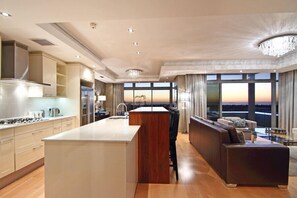 Penthouse | Bếp riêng | Tủ lạnh, lò vi sóng, lò nướng, bếp nấu 