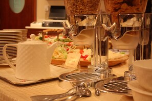 Tägliches Frühstücksbuffet gegen Gebühr