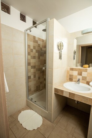 Habitación con 1 cama doble o 2 individuales | Baño | Ducha, artículos de higiene personal gratuitos y secador de pelo