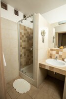 Habitación con 1 cama doble o 2 individuales | Baño | Ducha, artículos de higiene personal gratuitos y secador de pelo