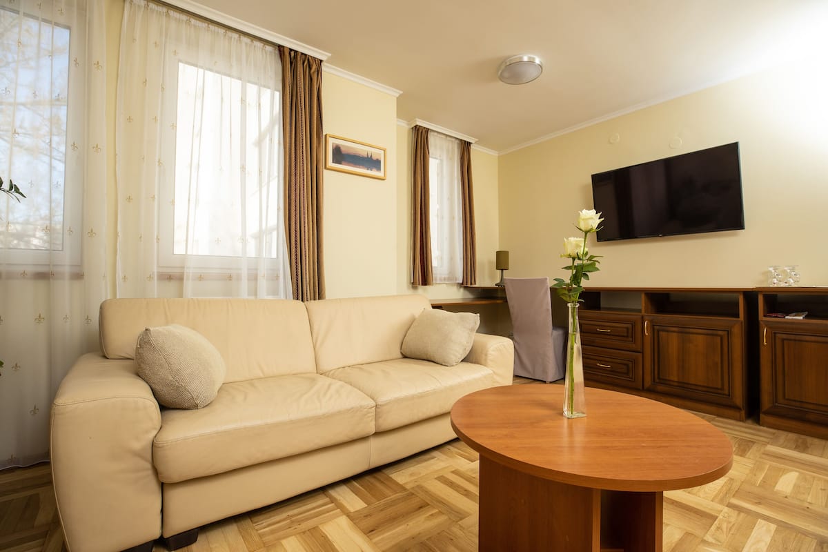 Suite | Living room | TV