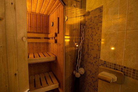 Piscina. Dóm Hotel