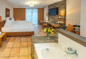 Ropa de cama de alta calidad y caja de seguridad en la habitación 