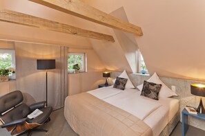 Ropa de cama de alta calidad y caja de seguridad en la habitación 