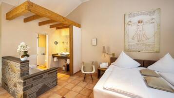 Junior-Suite | Badezimmer | Kostenlose Toilettenartikel, Haartrockner, Hausschuhe, Handtücher