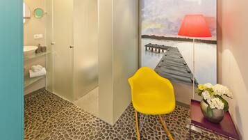 Comfort tweepersoonskamer | Badkamer | Gratis toiletartikelen, een haardroger, pantoffels, handdoeken