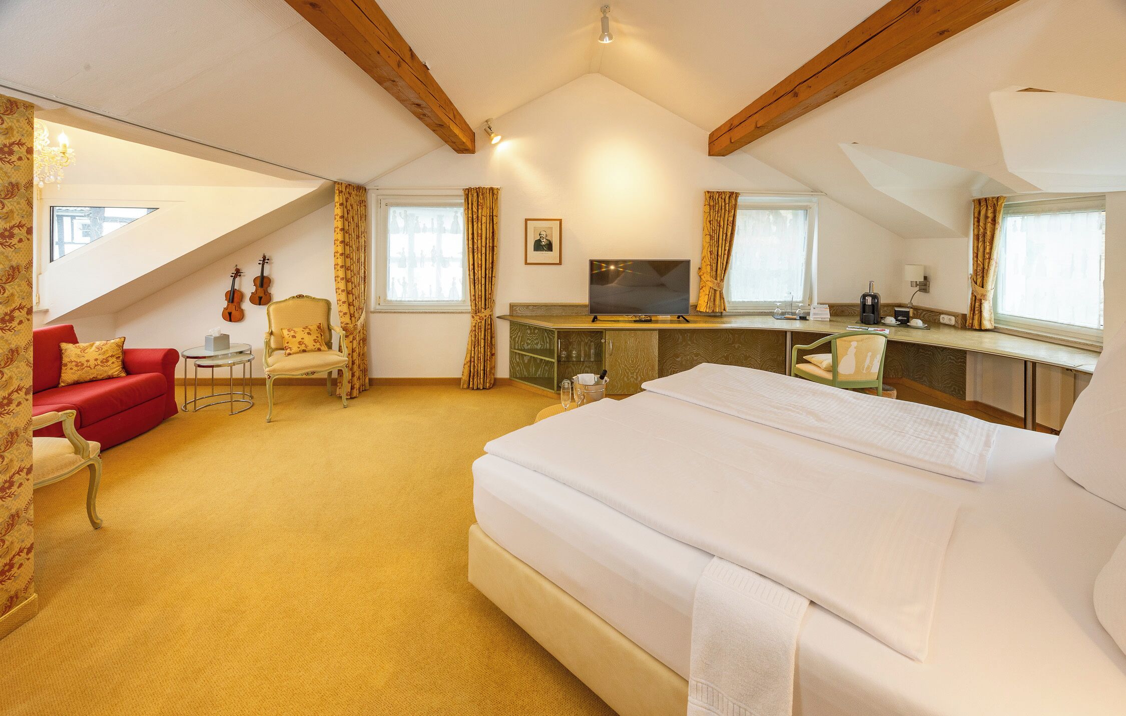 Quarto casal superior | Roupas de cama premium, cofres nos quartos, individualmente mobiliados