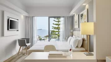 1 kamar tidur, minibar, brankas, dan meja kerja