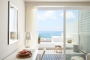 Deluxe Suite, Jetted Tub (Junior) | Terrace/patio