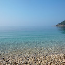Sulla spiaggia, lettini da mare, ombrelloni, immersioni subacquee