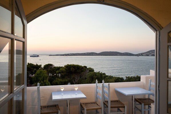 Terrace/patio - Stratos Studios & Apartments (Paros)