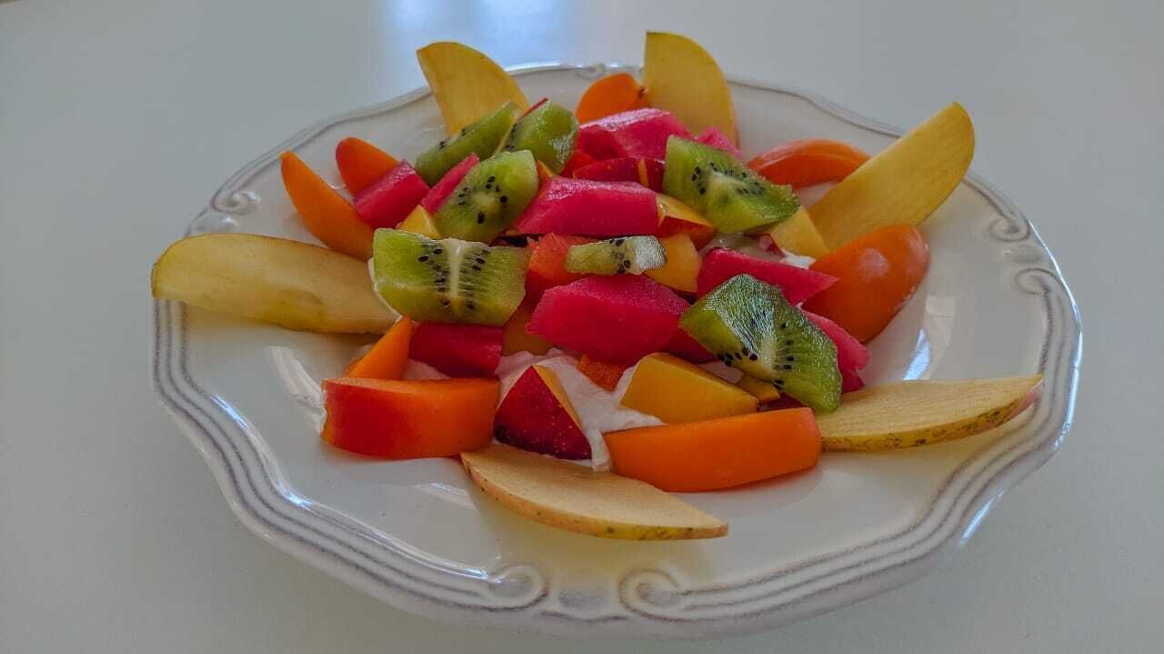 Une assiette de fruits variés, notamment des kiwis, des pastèques et des melons.