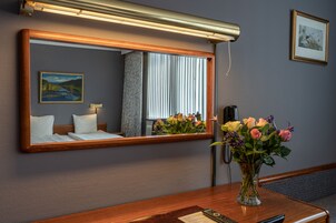 Escritorio, cortinas blackout, wifi gratis y ropa de cama 