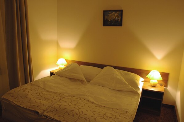 Sengetøy av topp kvalitet, senger med overmadrass og safe på rommet