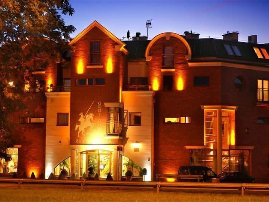 施設の正面 (日没後)