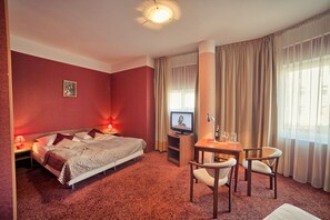 Sengetøy av topp kvalitet, senger med overmadrass og safe på rommet