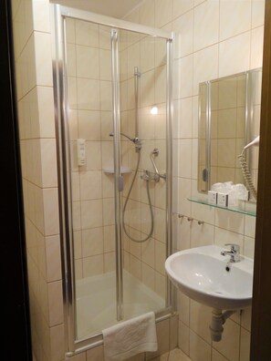 Dobbeltrom | Bad | Dusj, toalettartikler (inkludert), hårføner og håndklær