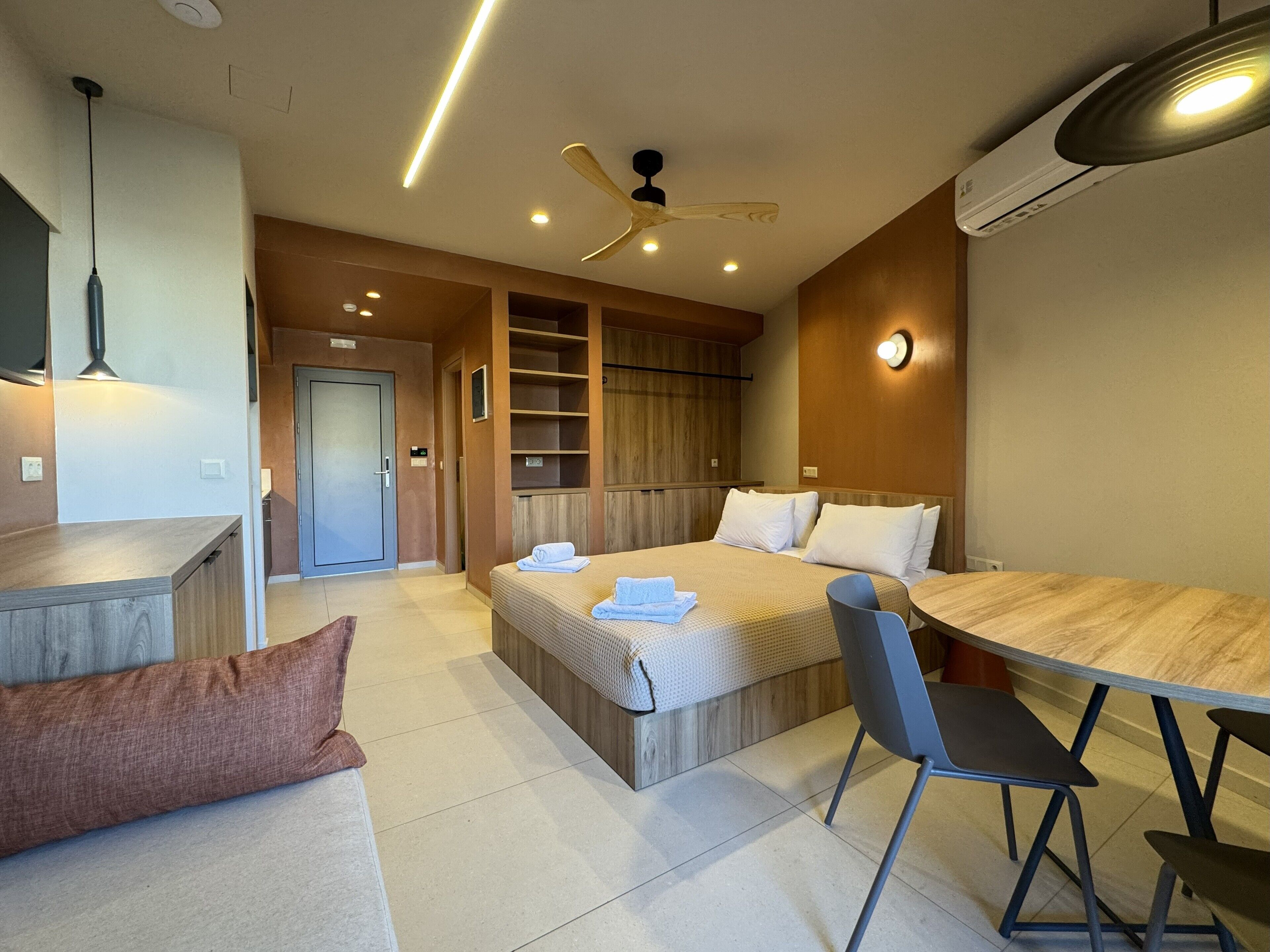 Deluxe Triple Room | In-room safe, blackout drapes, soundproofing, iron/ironing board