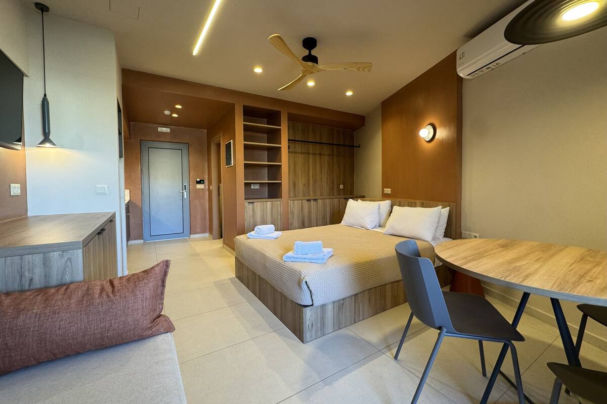 Deluxe Triple Room | In-room safe, blackout drapes, soundproofing, iron/ironing board