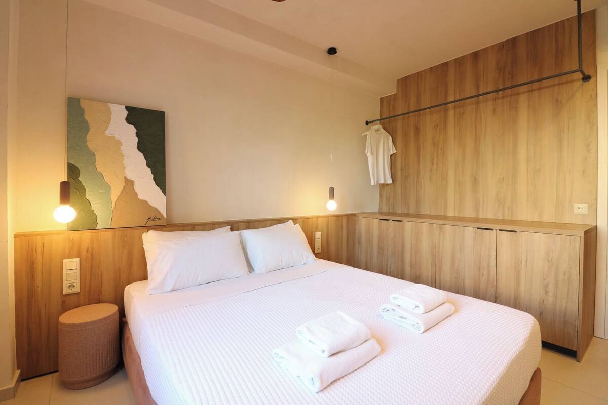 Căn hộ Deluxe, bếp nhỏ, quang cảnh hồ bơi | Két bảo mật tại phòng, màn/rèm cản sáng, phòng cách âm