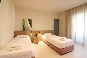 Deluxe apartman, konyharész, kilátással a medencére | Széf a szobában, sötétítőfüggöny, hangszigetelés és vasaló/vasalódeszka