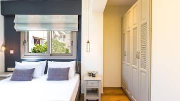 Perhehuvila, 2 makuuhuonetta, osittainen merinäköala (Alpinia Villa) | Tallelokero huoneessa, pimennysverhot, äänieristys, silitysrauta/-lauta