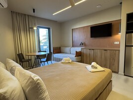 华丽三人房 | 客房内保险箱、遮光窗帘、隔音、熨斗/熨板