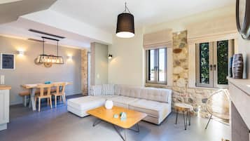 Villa familiar, 2 habitaciones, vistas al mar | Zona de estar | Televisión de pantalla plana de 43 pulgadas con canales por satélite