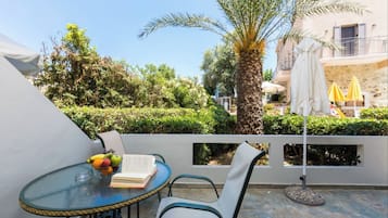 Deluxe appartement, kitchenette, uitzicht op zwembad | Terras