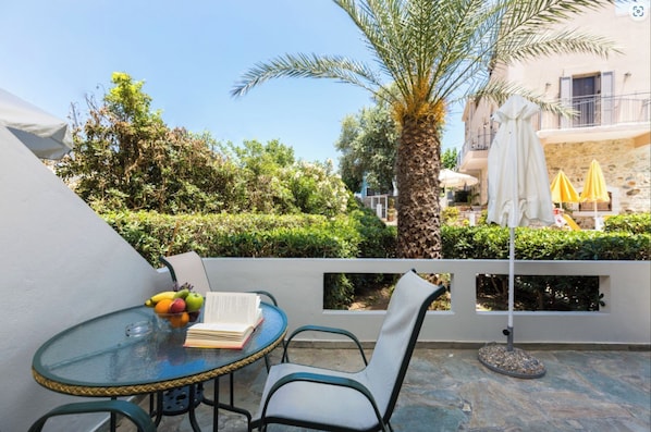 Deluxe-Apartment, 2 Schlafzimmer, Kochnische, Poolblick | Terrasse/Patio