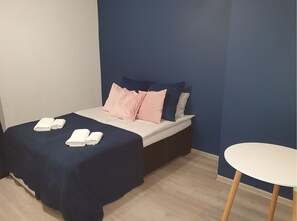 Comfort Double Room | Hypo-allergenic bedding, individually decorated, bed sheets - Hostel Euro-Room (Kraków)