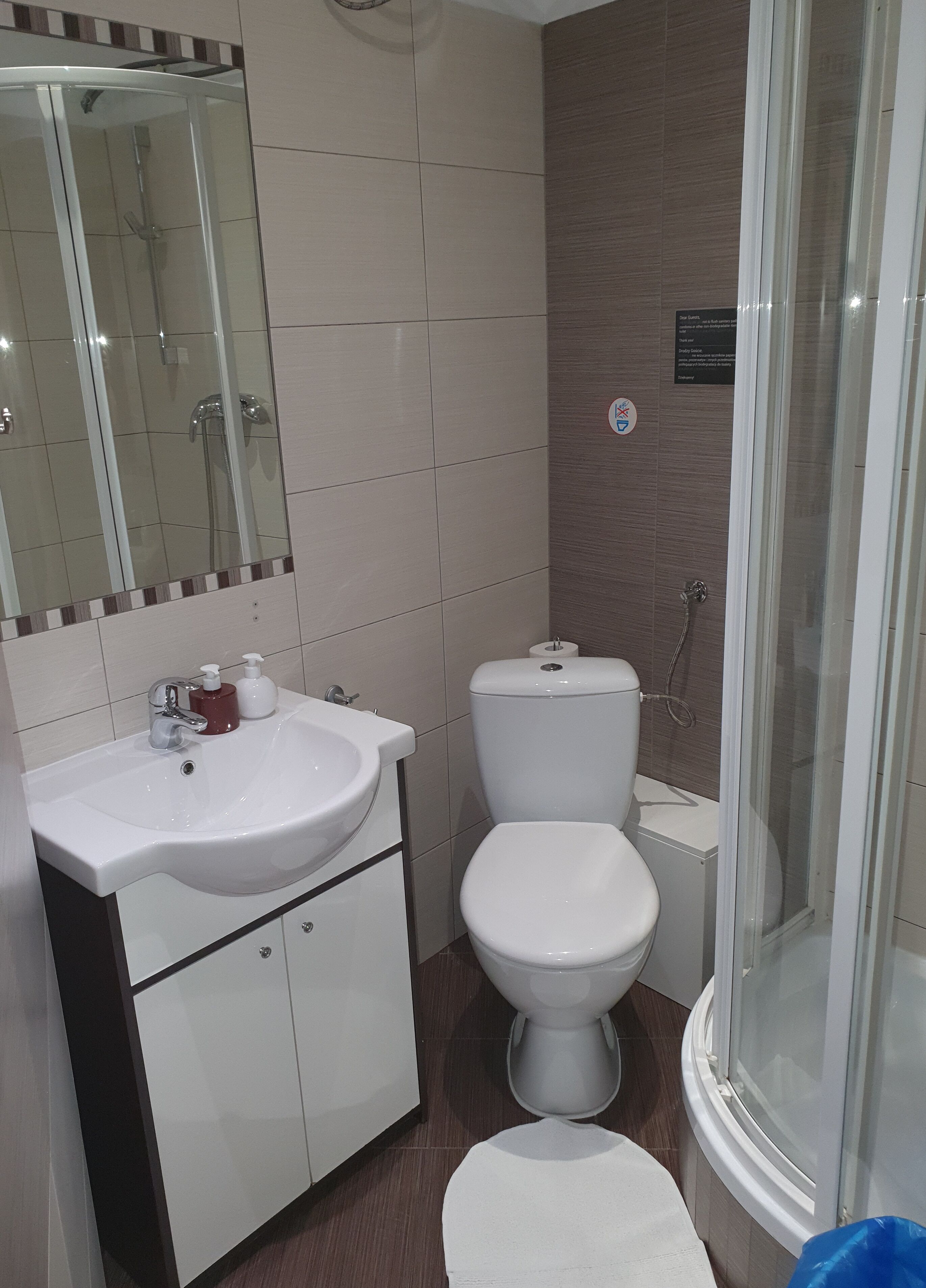 Studio | Bathroom | Shower, hair dryer, towels