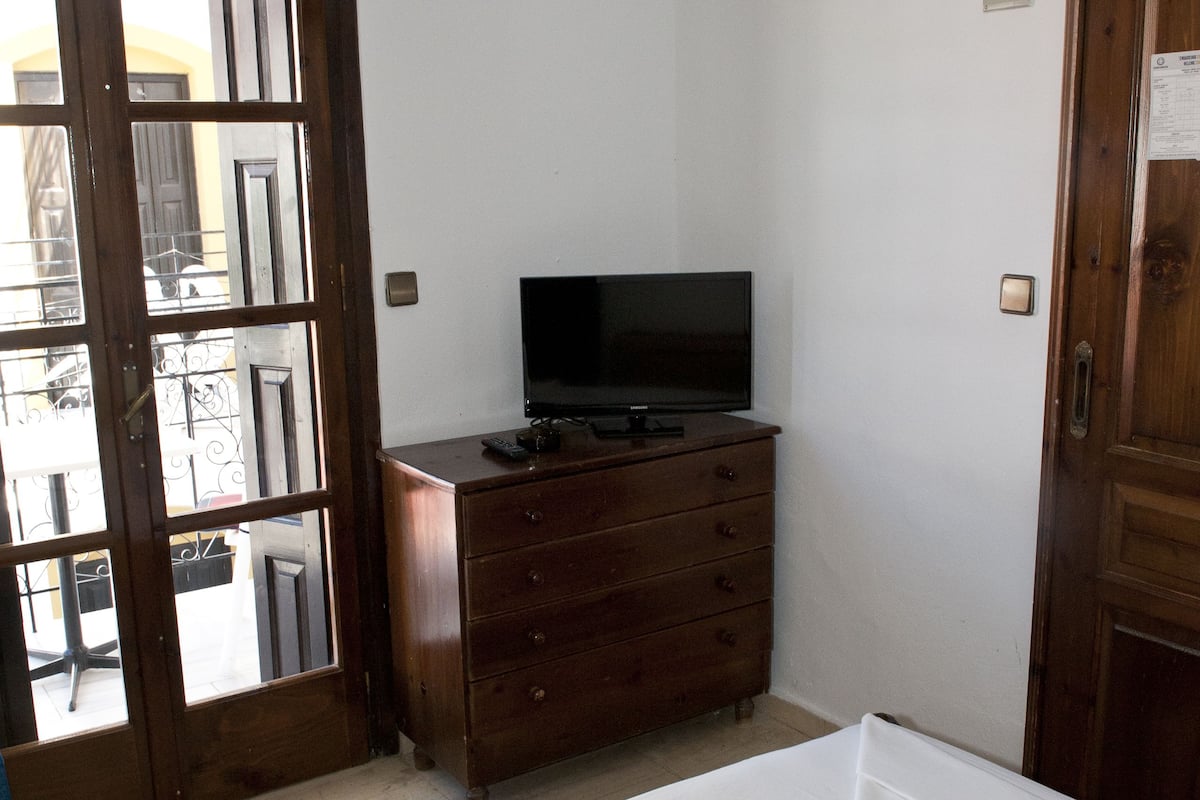 Minibar, caja de seguridad en la habitación, wifi gratis y ropa de cama